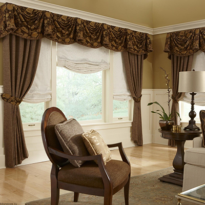رنگ قهوه‌ای در ترکیب با رنگ کرم، گزینه‌ای ایده‌آل برای اتاق پذیرایی است.