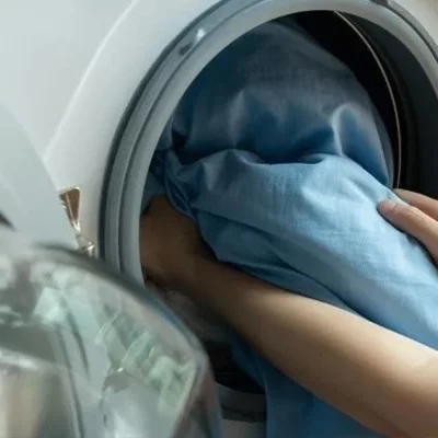 بسیاری از پرده‌ها با ماشین لباسشویی قابل شستشو هستند.