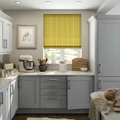 پرده زرد، آشپزخانه شما را به مکانی جذاب و دلپذیر تبدیل می‌کند.