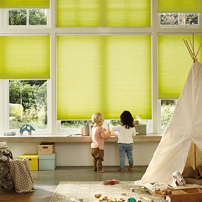 سایه‌های ملایم رنگ سبز، گزینه‌ای عالی برای پرده اتاق خواب کودکان است.