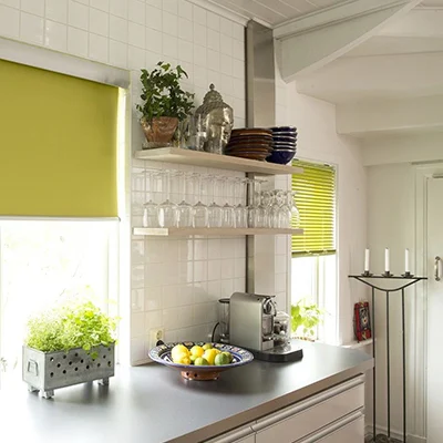 پرده آشپزخانه معمولاً به صورت تک‌رنگ یا در رنگ‌های طبیعی و کم‌رنگ طراحی می‌شود.