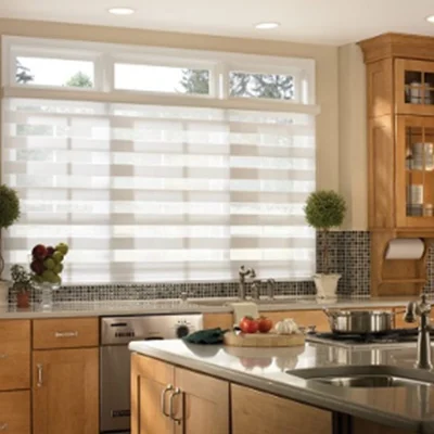 پرده زبرا پوششی مدرن و نوآورانه برای پنجره‌های آشپزخانه است.
